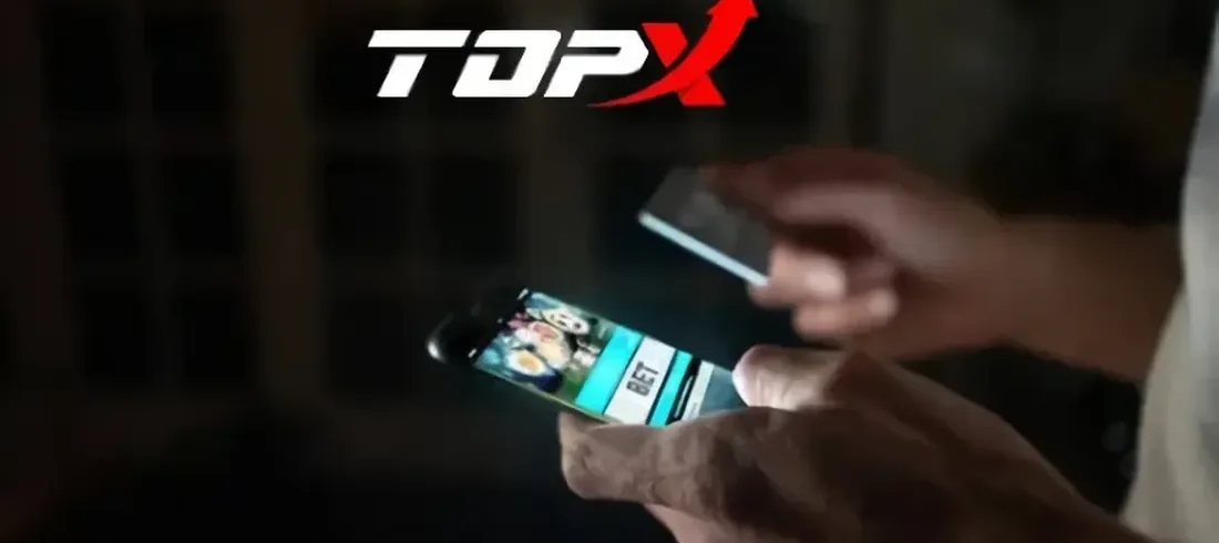 Mãos segurando celulares acesos, como numa conversa de chat